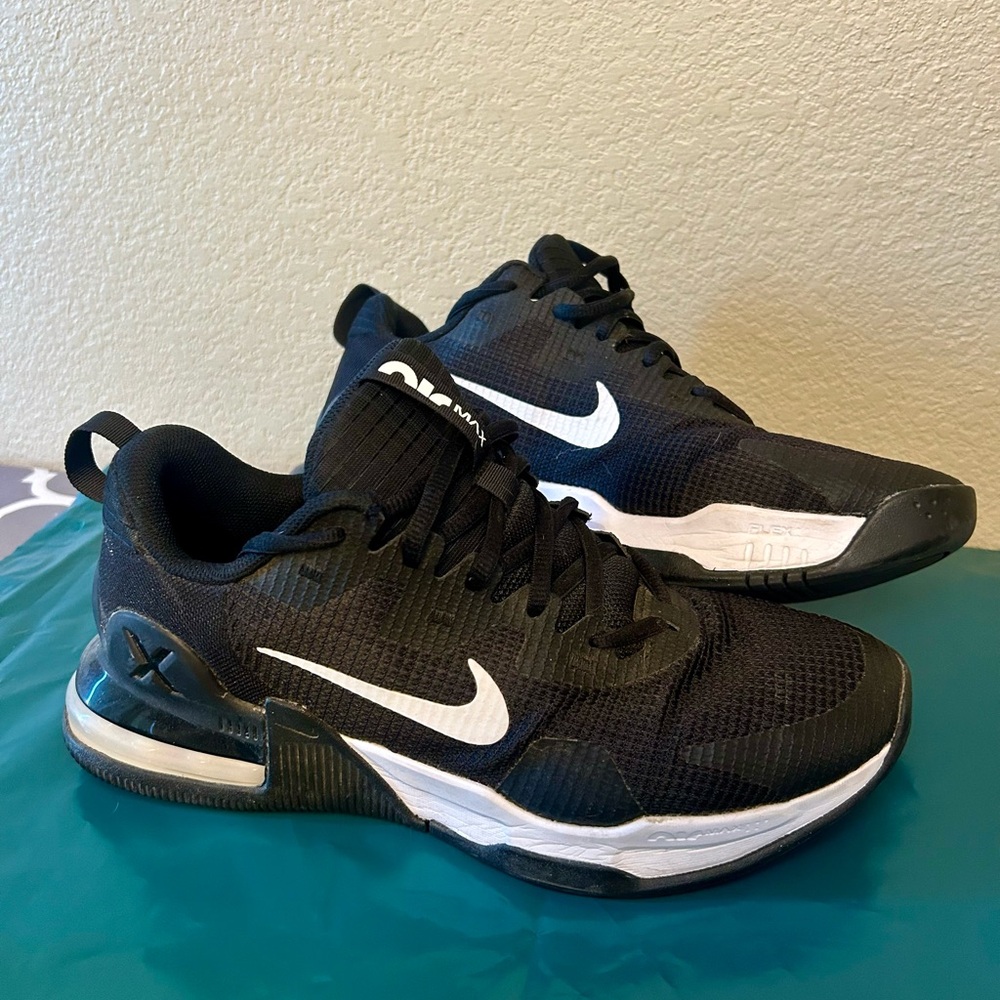 Nike Air Max Men's Black and White Athletic Shoes Size 9 workout sneakers